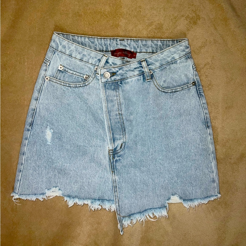 Beautiful criss cross button high waist denim skirt.